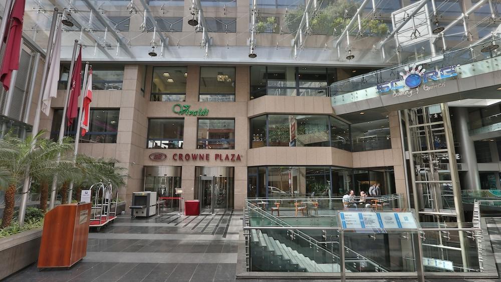 فندق كراون بلازا بيروت فندق تابع لمجموعة فنادق آي إيتش جي