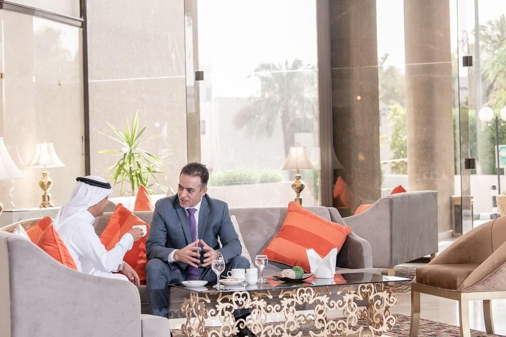 فندق كراون بلازا رياض بالاس، أحد الفنادق من مجموعة فنادق إنتركونتيننتال منطقة الجلوس في الردهة