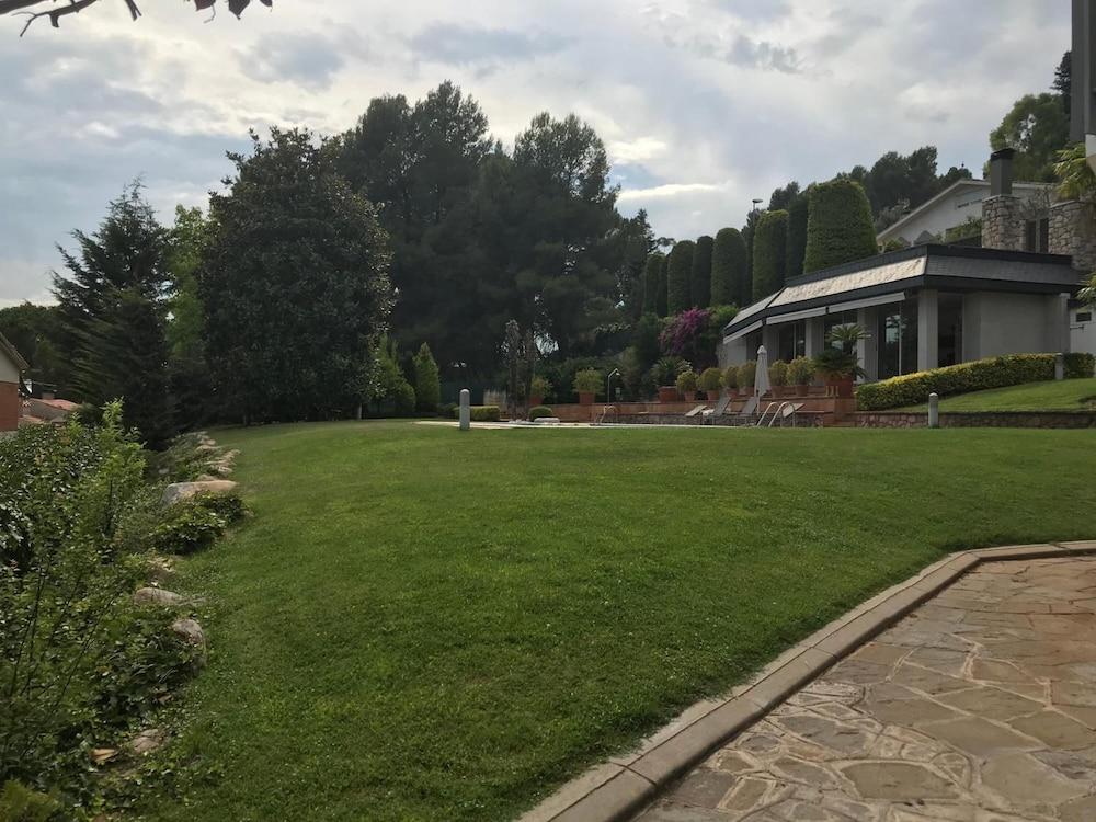 Suite Matadepera Property Grounds