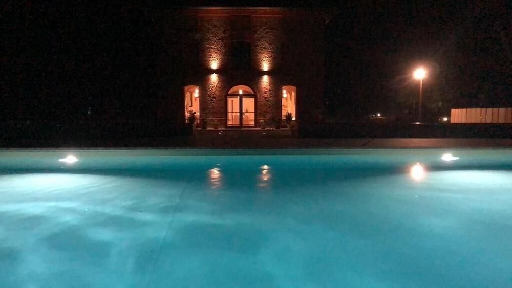 أجريتوريزمو ماسكوديرا حمام سباحة مكشوف