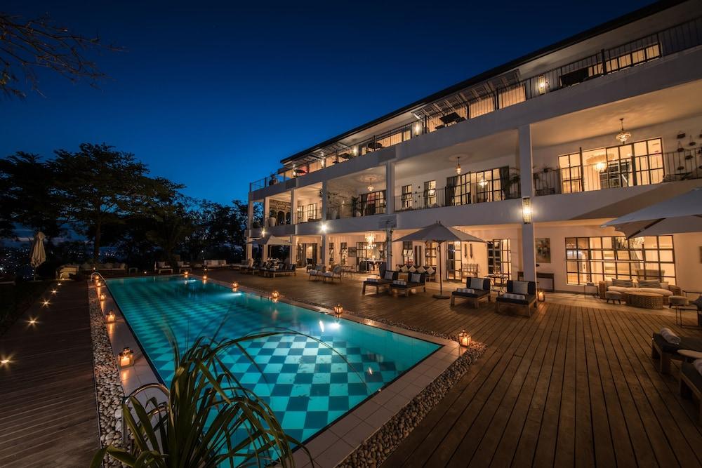 Latitude 0 Degrees Exterior