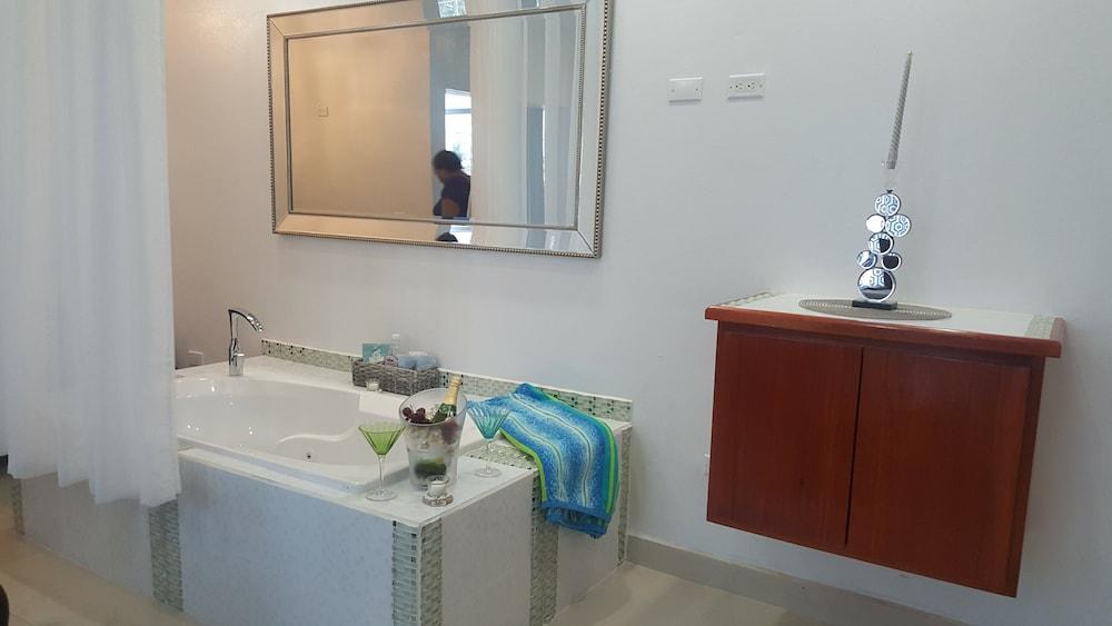 DB Towers Private Spa Tub