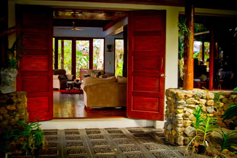 deVos - The Private Residence Check-in/Check-out Kiosk