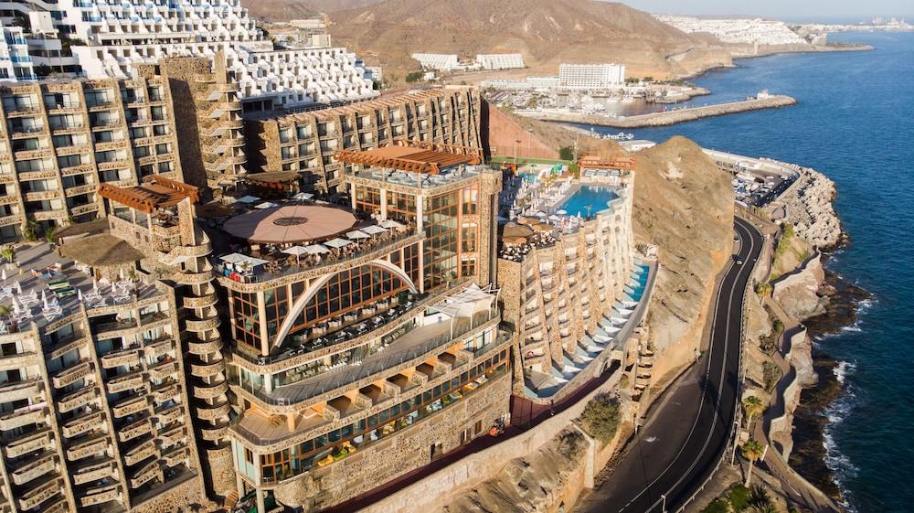 جلوريا بالاس أمادوريس المنطقة الخارجية