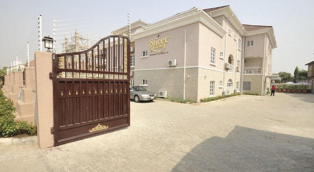شير لاكشري أبارتمنتس آند سويتس