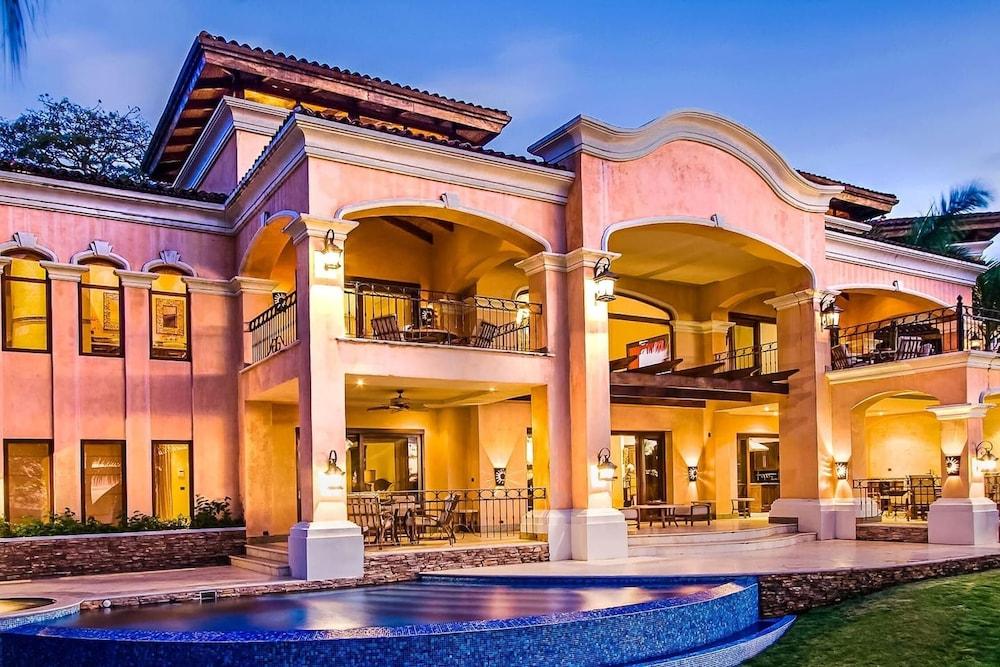 لاكوريوس بيتش فرونت مانشين ويذ إيه ستونينج إنفينيتي بول إن بلايا فلامينجو