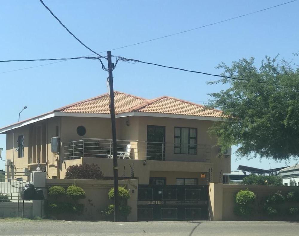 روزبدز جيست هاوس