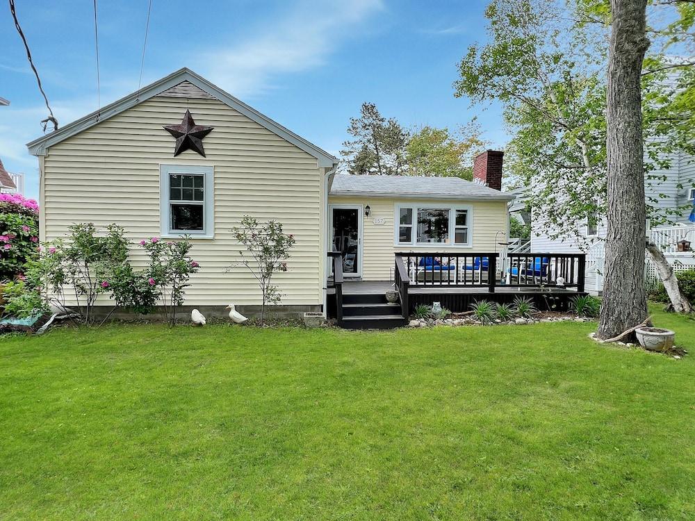 Few Minutes Walk To Moody Beach, Near Airport And Train Station - Robbie's Cottage 3 Bedroom Home by Redawning