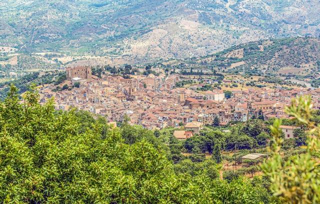 بيوتيفول هوم إن كامبوفيليس روسيلا ويذ وايفي، أوتدور سويمينج بول آند 1 بد رومز