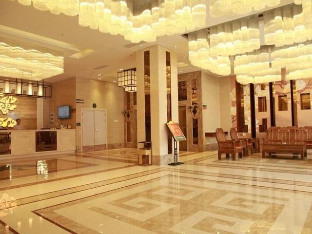 جرين تري إن هويزو شينجانج إنترسيتي ريل ستيشن هوتل